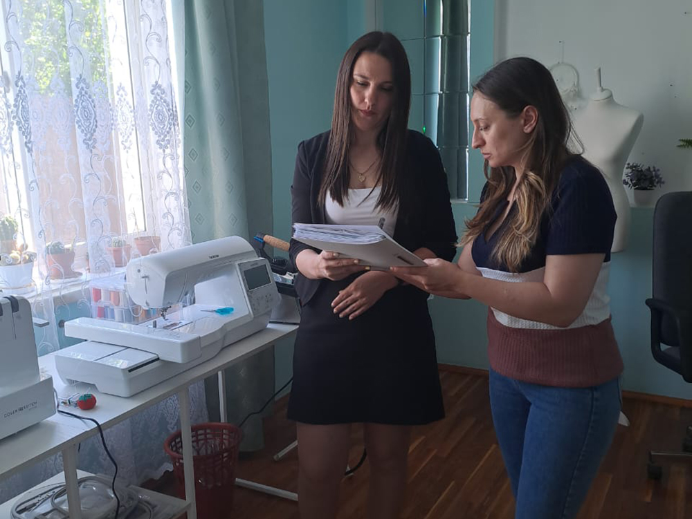 Жительница города Новоалександровска заключила социальный контракт и открыла ателье.
