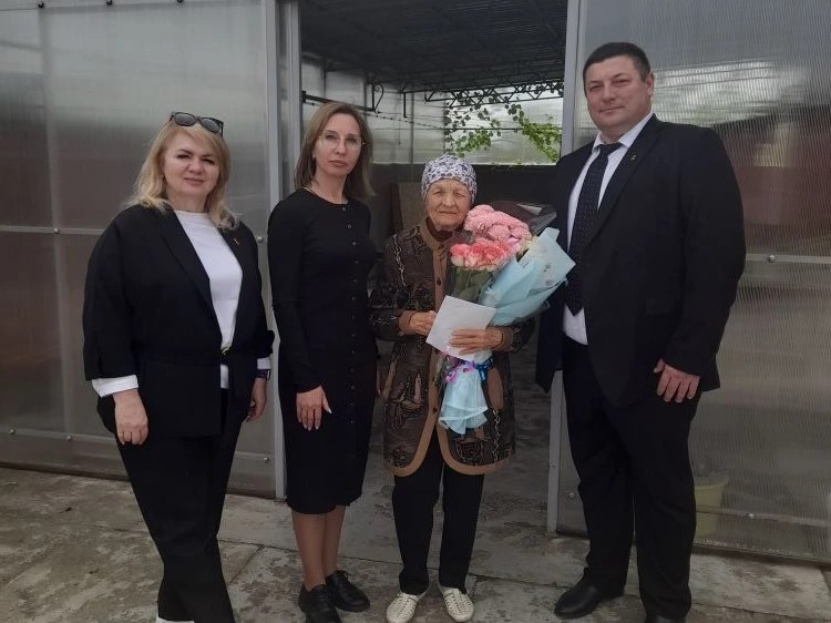 С днем рождения.