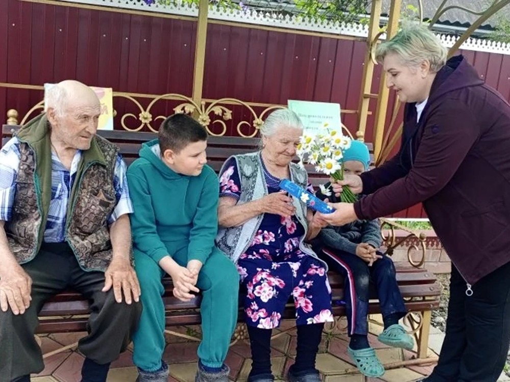 Мы живем по соседству.