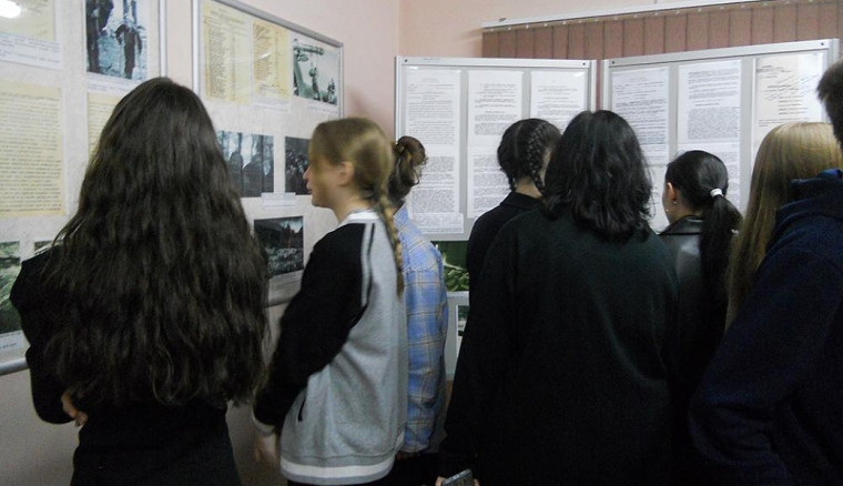 Проведение экскурсии по историко-документальной выставке «Без срока давности» архивным отделом администрации Новоалександровского городского округа.