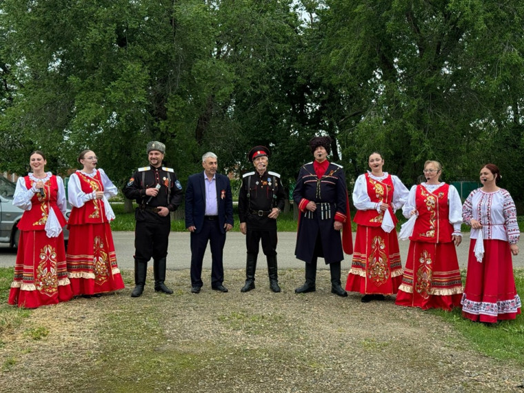 Мы живем по соседству.